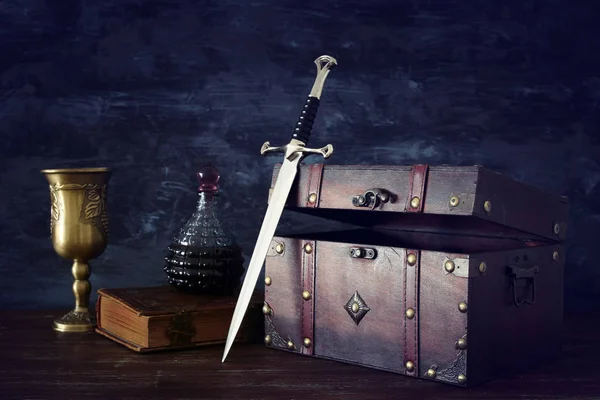 ワインカップ アンティークの古い本と剣の低キー イメージ ファンタジー中世期間 — ストック写真