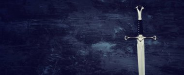 gümüş kılıç düşük anahtar afiş. fantezi Ortaçağ Dönemi