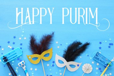 Purim kutlama kavram (Yahudi karnaval tatil) mavi ahşap arka plan üzerinde. Üstten görünüm