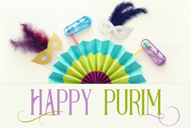 Purim kutlama kavram (Yahudi karnaval tatil) Beyaz ahşap zemin üzerinde. Üstten görünüm