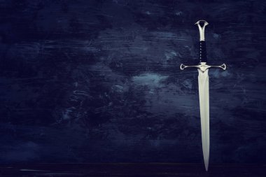 gümüş kılıç ve eski ahşap göğüs düşük anahtar bayrağı. fantezi Ortaçağ Dönemi