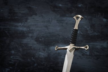 gümüş kılıç düşük anahtar görüntü. fantezi Ortaçağ Dönemi