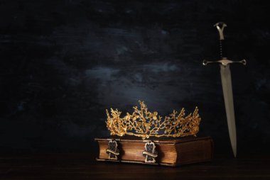 güzel Kraliçe/Kral taç ve kılıç düşük anahtar görüntü. fantezi Ortaçağ Dönemi