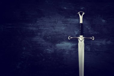 gümüş kılıç düşük anahtar görüntü. fantezi Ortaçağ Dönemi