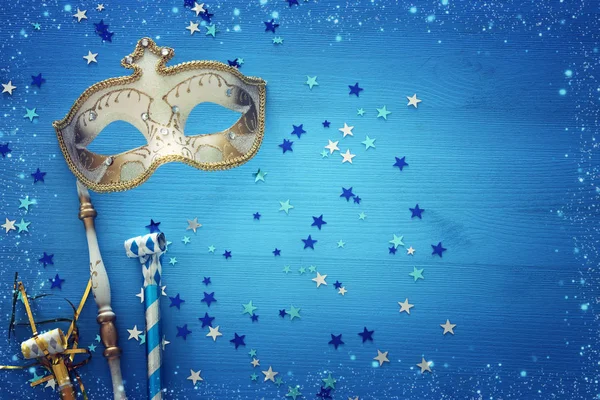 青い木製の背景と星を棒でエレガントなゴールド マスク カーニバル パーティーお祝い概念 トップ ビュー — ストック写真