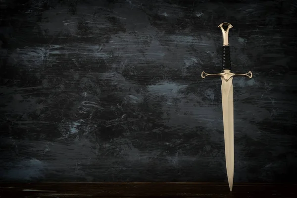 銀の剣の低キー バナー ファンタジー中世期間 — ストック写真