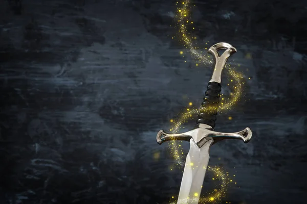 低关键的图像银剑与神奇的光 幻想中世纪时期 — 图库照片