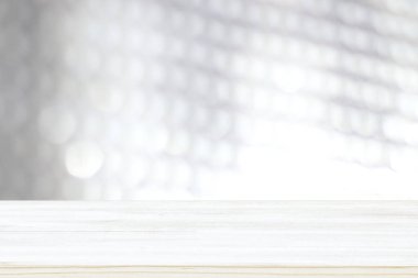 Beyaz ve gümüş glitter önünde eski ahşap masa fotoğrafı arka plan ışıklar. Ürün görüntü montaj için hazır