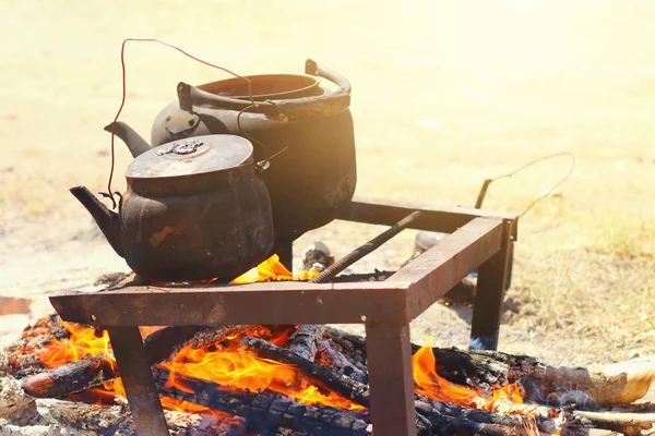 Cocinar Comida Una Vieja Tetera Rústica Hoguera Bosque — Foto de Stock