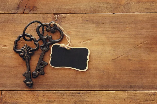 Foto Antické Klíč Prázdné Tabule Značky Nad Starý Dřevěný Stůl — Stock fotografie