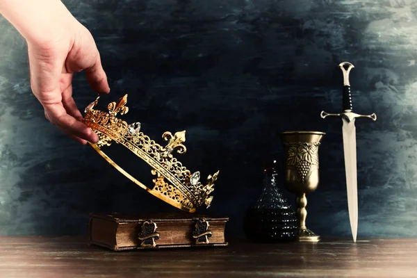 Nízké Klíčových Fotografie Krále Držení Zlata Koruna Meč Období Středověku — Stock fotografie