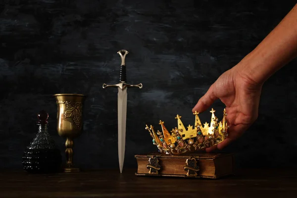 国王拿着金冠和剑的低调照片 幻想中世纪时期 — 图库照片