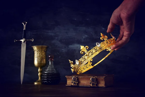 Nízké Klíčových Fotografie Krále Držení Zlata Koruna Meč Období Středověku — Stock fotografie