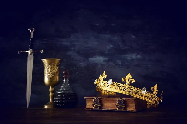 Низко Ключевое Фото Красивой Королевы Короля Короны Меча Фантазия Средневековья — стоковое фото