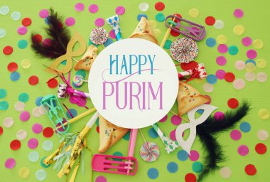 Purim kutlama kavram (Yahudi karnaval tatil) yeşil ahşap arka plan üzerinde. Üstten görünüm