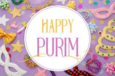 Purim kutlama kavramı (Yahudi karnaval tatil) Maskeler ve pembe, mor ahşap arka plan üzerinde renkli parti aksesuarları ile. Üstten görünüm