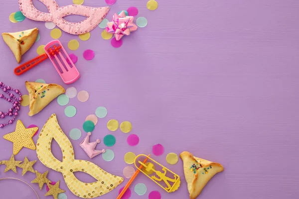 Concepto Celebración Purim Fiesta Carnaval Judío Sobre Fondo Madera Púrpura — Foto de Stock