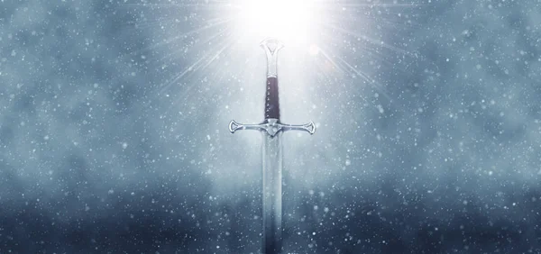 Geheimnisvolle Und Magische Foto Des Silbernen Schwertes Über Gotischen Schneebedeckten — Stockfoto