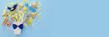 Purim kutlama kavram (Yahudi karnaval tatil) mavi ahşap arka plan üzerinde. Üstten görünüm