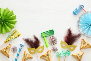 Purim kutlama kavram (Yahudi karnaval tatil) Beyaz ahşap zemin üzerinde. Üstten görünüm - görüntü