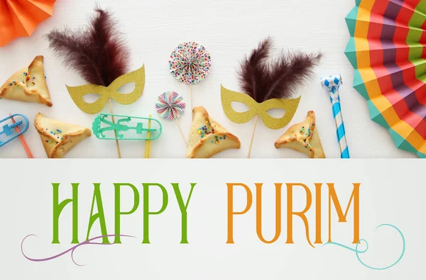 Purim kutlama kavram (Yahudi karnaval tatil) Beyaz ahşap zemin üzerinde. Üstten görünüm - görüntü