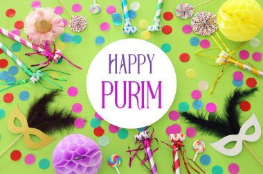 Purim kutlama kavram (Yahudi karnaval tatil) yeşil ahşap arka plan üzerinde. Üstten görünüm