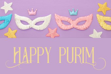 Purim kutlama kavram (Yahudi karnaval tatil) pembe ahşap arka plan üzerinde. Üstten görünüm