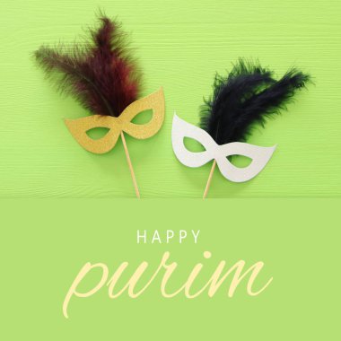 Purim kutlama kavram (Yahudi karnaval tatil) yeşil ahşap arka plan üzerinde. Üstten görünüm.