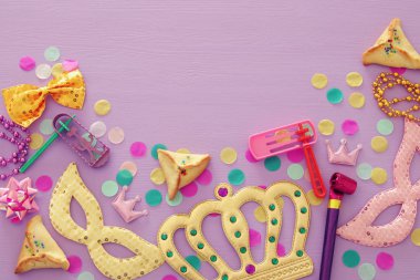 Purim kutlama kavram (Yahudi karnaval tatil) ahşap pembe bir arka plan üzerinde