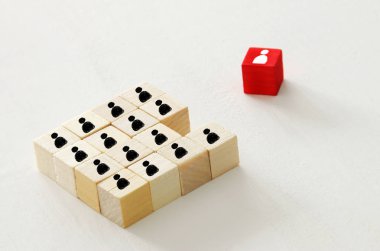 kavramı, yenilik ve yaratıcılık farklı düşünün. kırmızı küp diğerlerinden yönünü değiştirme