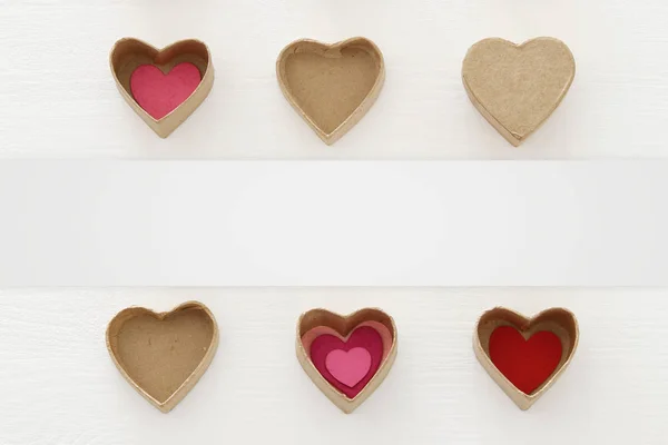 情人节的概念 心脏作为纸礼品盒在木白色背景 — 图库照片