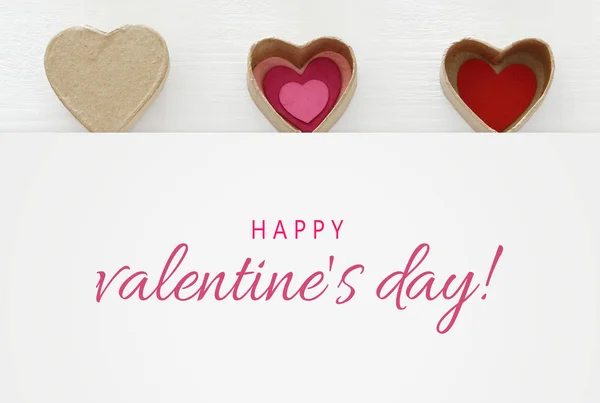 Valentinstag Konzept Herzen Als Papiergeschenkschachteln Über Weißem Holzhintergrund — Stockfoto