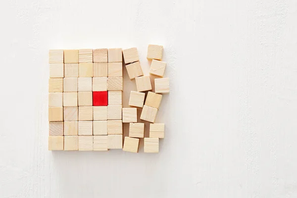 Un bloque de cubo rojo diferente entre bloques de madera. Concepto de individualidad, liderazgo y singularidad — Foto de Stock