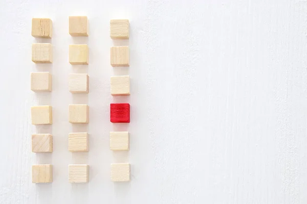Egy Másik Piros Kocka Blokk Fadarabot Között Egyéniség Vezetés Egyediség — Stock Fotó
