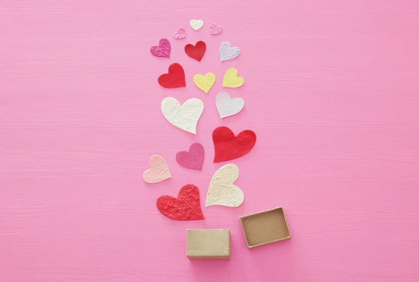 Concepto San Valentín Corazones Papel Sobre Fondo Rosa Madera Puesta — Foto de Stock