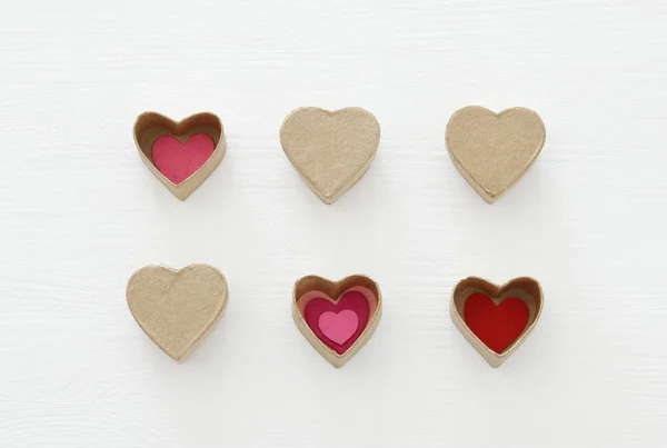 Sevgililer Günü Kavramı Hearts Kağıt Hediye Kutuları Ahşap Beyaz Arka — Stok fotoğraf