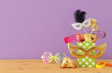 Purim kutlama kavram (Yahudi karnaval tatil) ahşap masa arka plan üzerinde