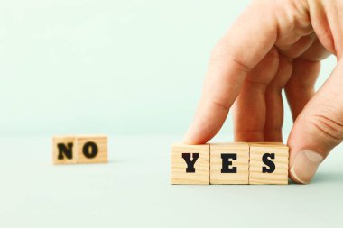ahşap bloklar adım merdivenleri istifleme düzenlenmesi. başarı ve gelişme kavramı