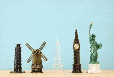 Konsept Fotoğraf bazı seyahat için dünya ünlü dönüm noktası, ahşap masa üzerinde küçük heykeller