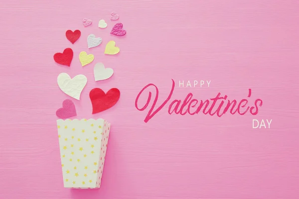 Concepto San Valentín Corazones Papel Sobre Fondo Rosa Madera Puesta —  Fotos de Stock