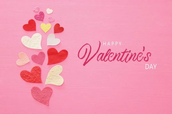 Concepto San Valentín Corazones Papel Sobre Fondo Rosa Madera Puesta —  Fotos de Stock