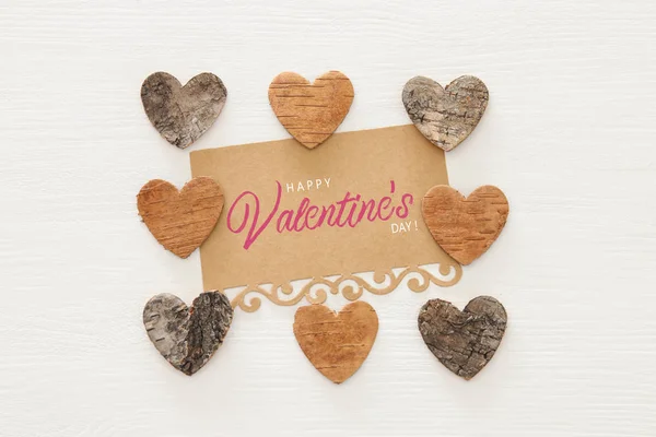 Valentinstag Konzept Herzen Aus Baumstamm Ausgeschnitten Und Notiz Aus Vintage — Stockfoto