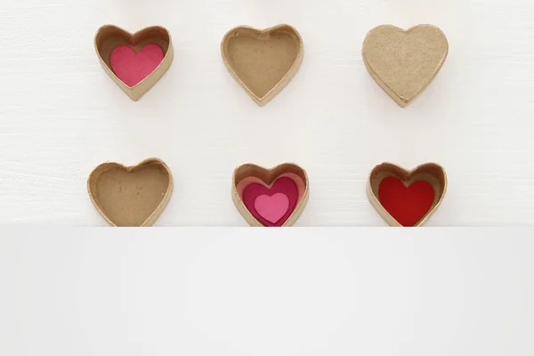 情人节的概念 心脏作为纸礼品盒在木白色背景 — 图库照片
