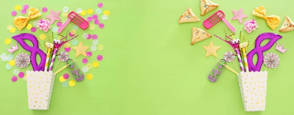 Purim Concepto Celebración Fiesta Carnaval Judío Sobre Fondo Verde Madera —  Fotos de Stock