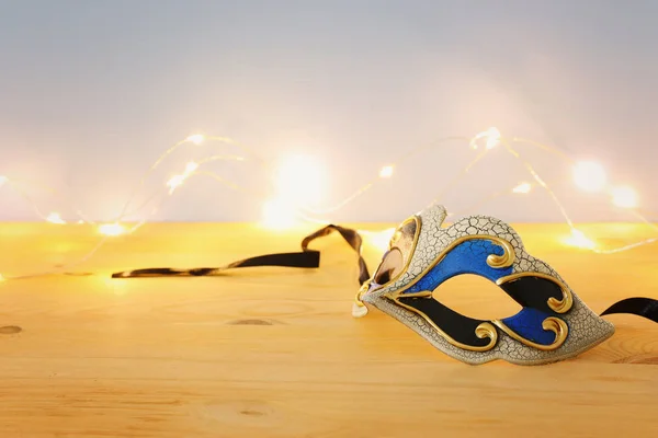Photo Elegant Venetian Mardi Gras Mask Wooden Table Garland Gold — Stock Photo, Image
