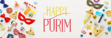 Purim kutlama kavram (Yahudi karnaval tatil) ahşap beyaz arka plan üzerinde. Afiş