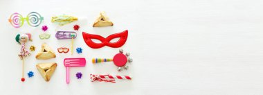 Purim kutlama kavram (Yahudi karnaval tatil) ahşap beyaz arka plan üzerinde. Afiş