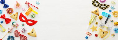 Purim kutlama kavram (Yahudi karnaval tatil) ahşap beyaz arka plan üzerinde. Afiş