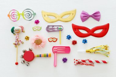 Purim kutlama kavram (Yahudi karnaval tatil) ahşap beyaz arka plan üzerinde