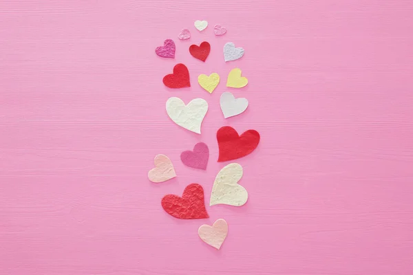 バレンタインデーのコンセプトです 木製ピンク背景に紙の心 フラットを置く — ストック写真